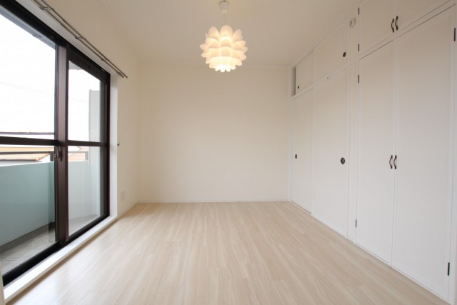 晴れた日には陽によってもっと美しく見える白色。