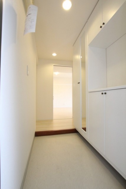 白空間の始まりは玄関スペースから。