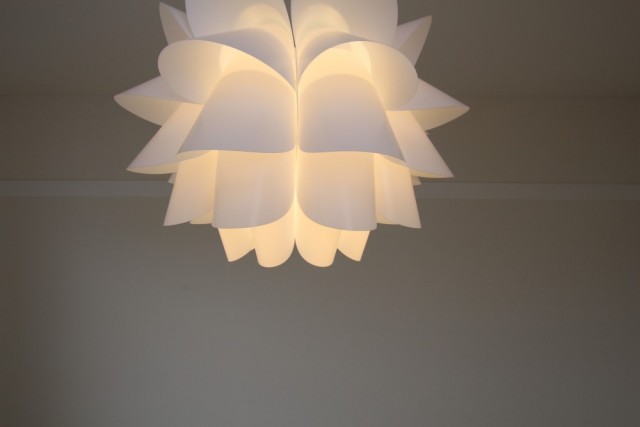 各部屋に付けられたフラワーボール照明。