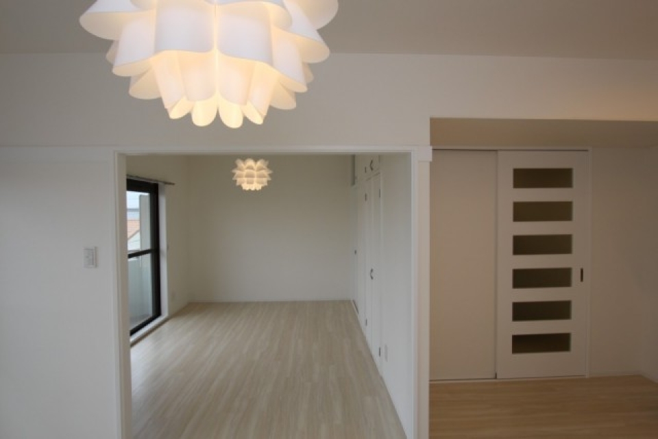 遠近で見る各部屋に付けられた大きな照明器具。