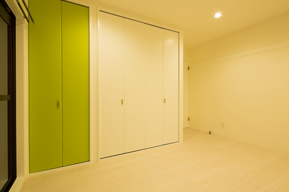 ワンポイントでグリーンを使用した北側6帖洋室。