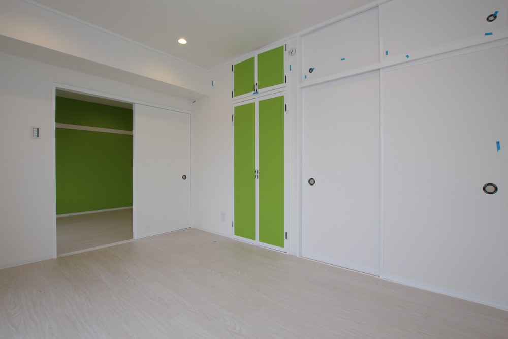 南側の6帖洋室にもワンポイントの緑色。