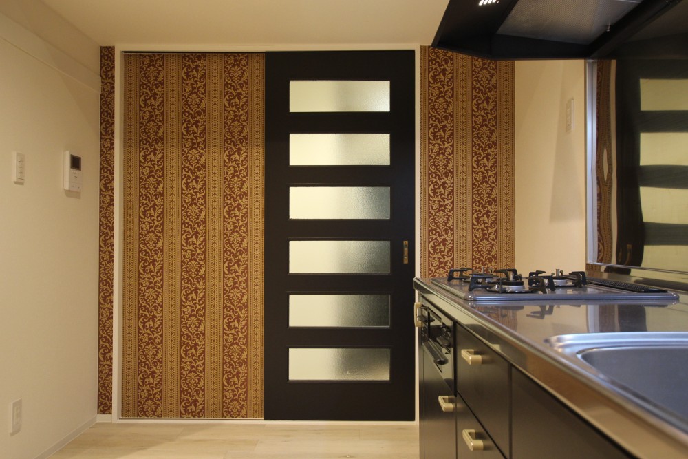 しかしキッチンスペースにはこんな壁面もあります。