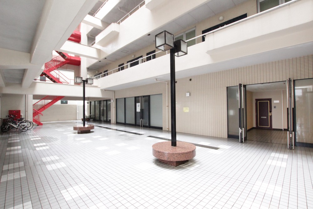 中庭。ショッピングモールのようなエントランス。