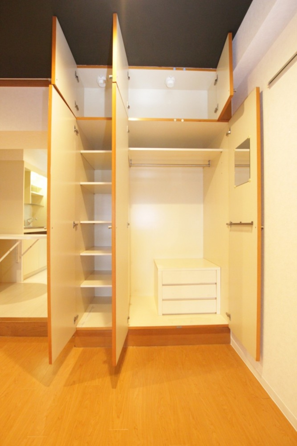 ホテルライクな収納。仕切りがたくさんあるのが嬉しい