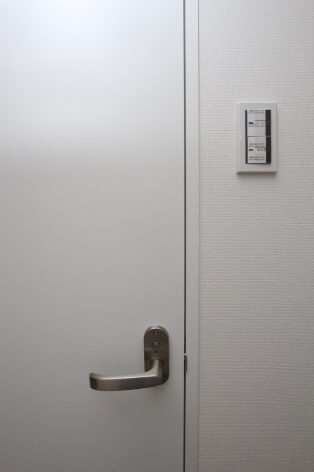 照明などのスイッチ類もデカボタン式に変更。