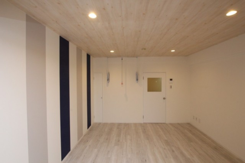 「Renotta」の代名詞、ダウンライト照明を使用。