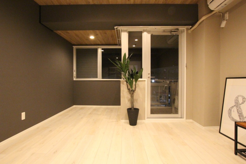 左右で窓面非対称。