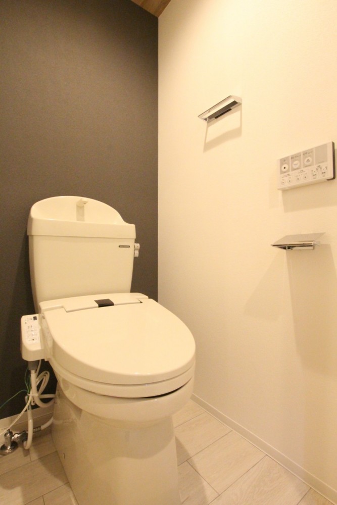 トイレはシャワートイレ付き。