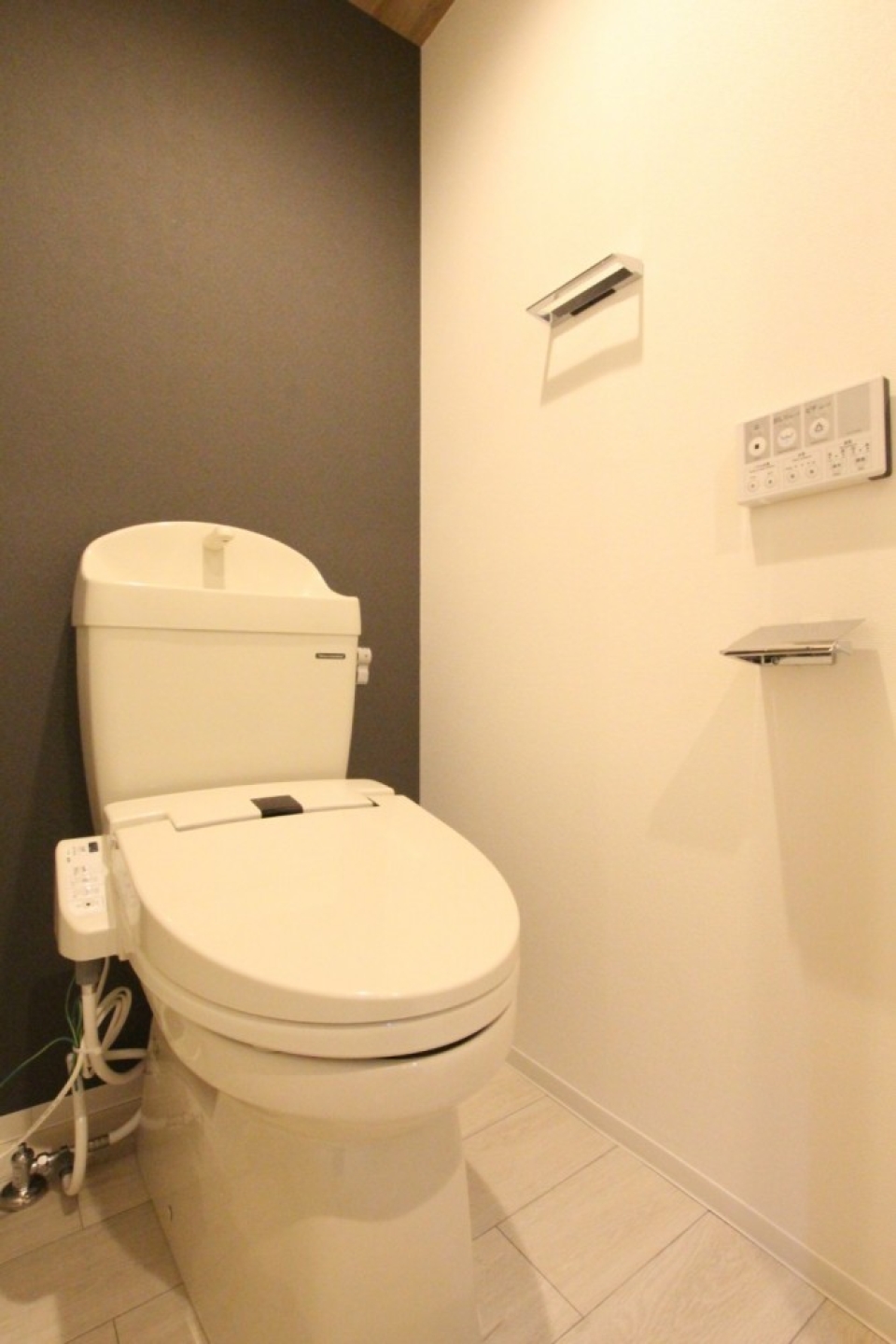 トイレはシャワートイレ付き。