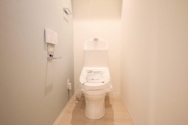 縦に長いトイレ。上には棚もあります