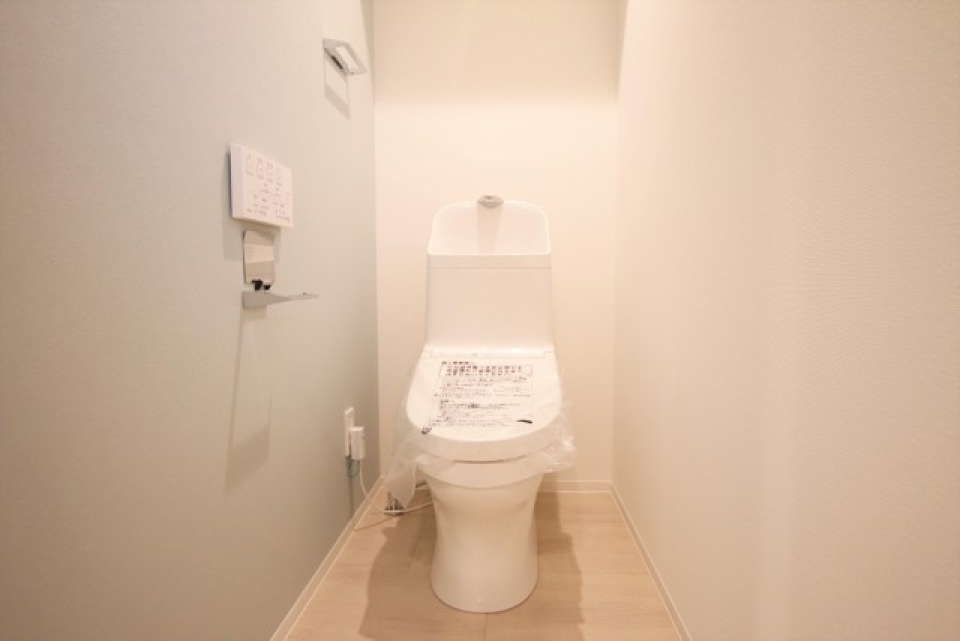 縦に長いトイレ。上には棚もあります