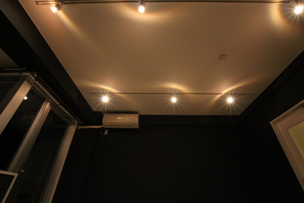 室内の照明はご覧の通り。