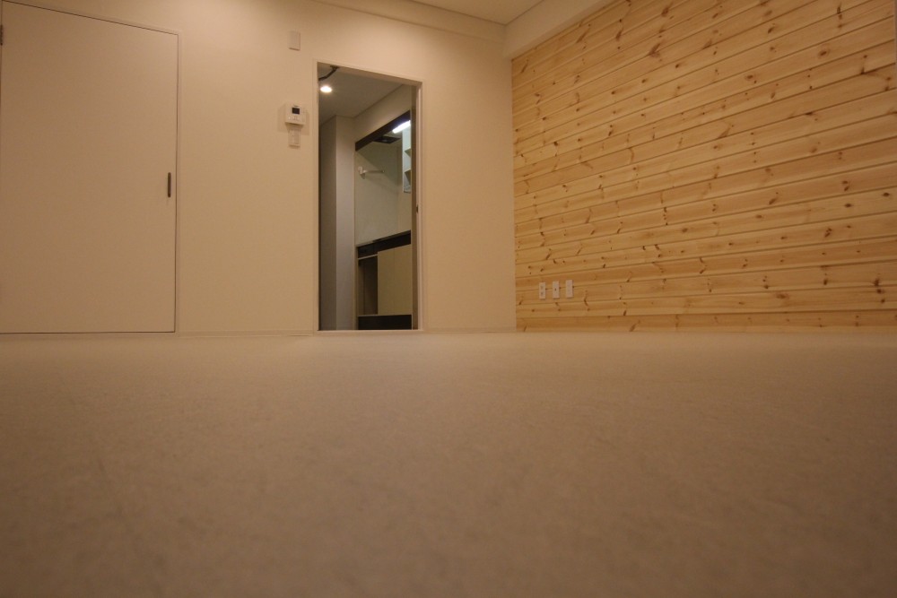 天然木を使用した壁以外は真っ白のお部屋。