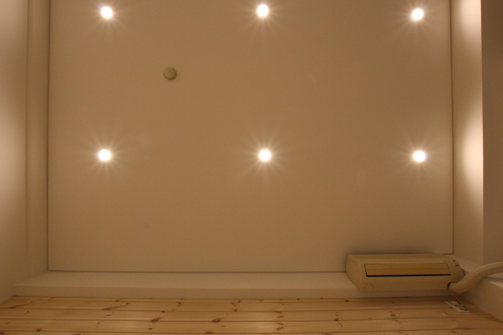 照らし出す照明「ダウンライト」。