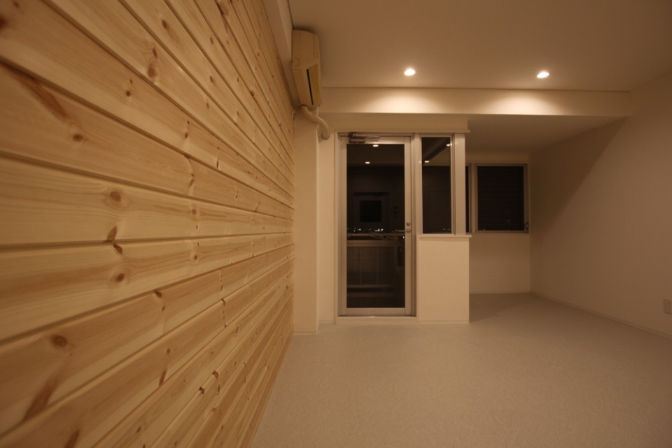 壁一面に貼り付けられて天然木の壁。