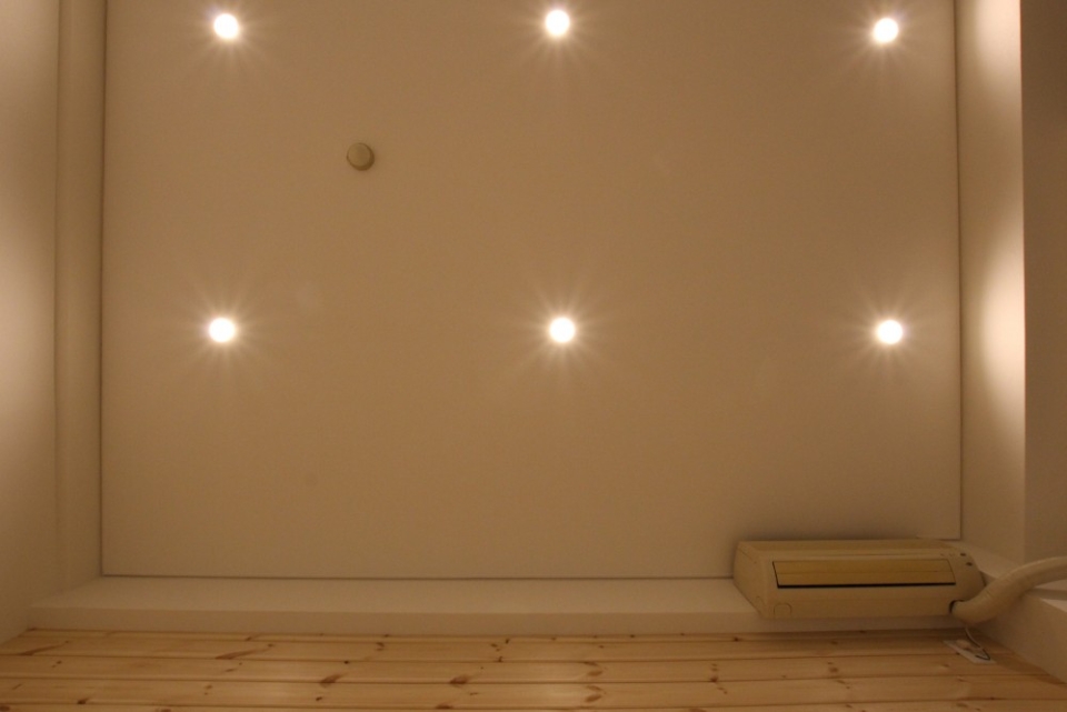 照らし出す照明「ダウンライト」。