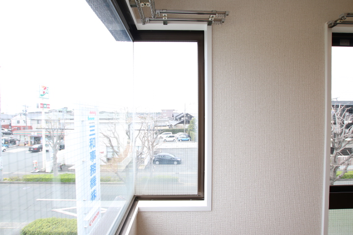 角をL字でとったガラス窓。