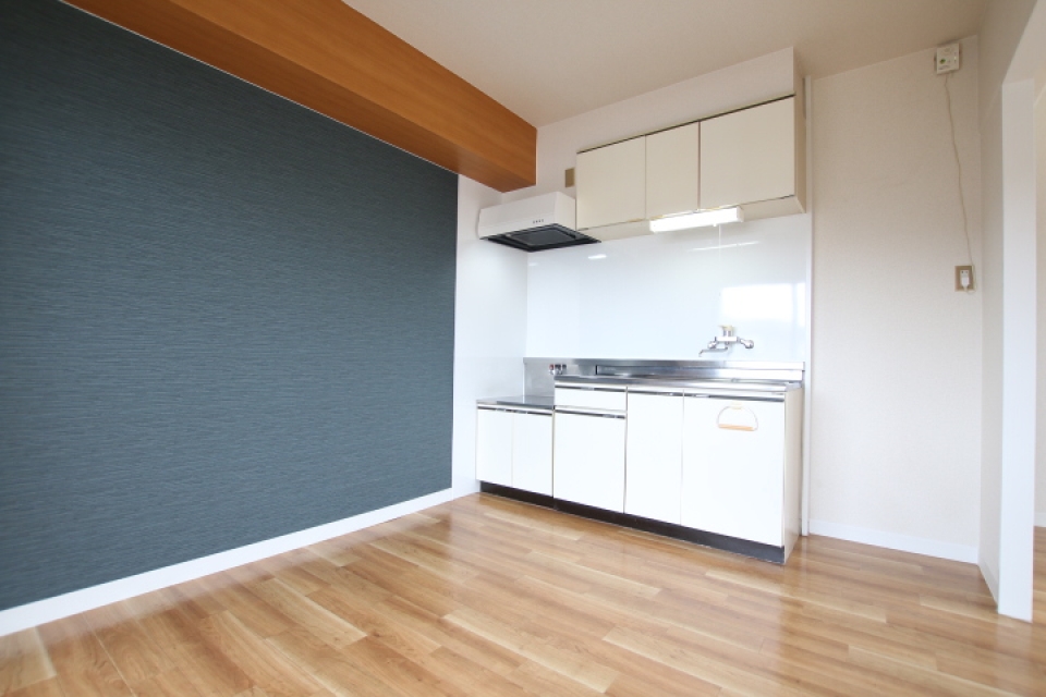 キッチン側にはワンポイントのクロス貼り。