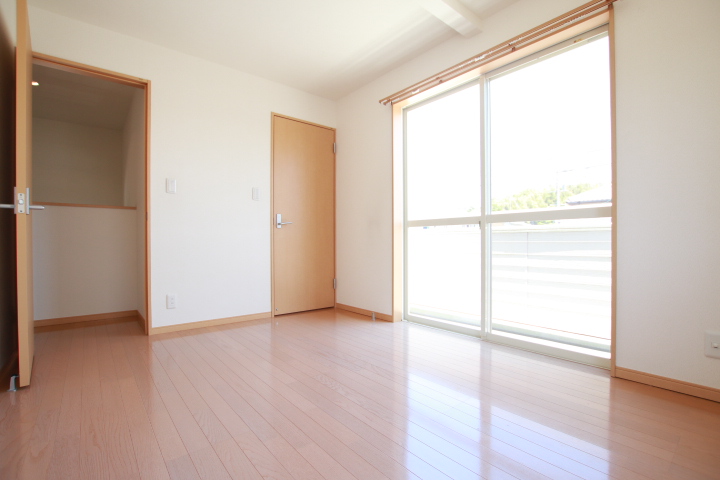 バルコニーにつながる窓から気持ち良い日差し♪