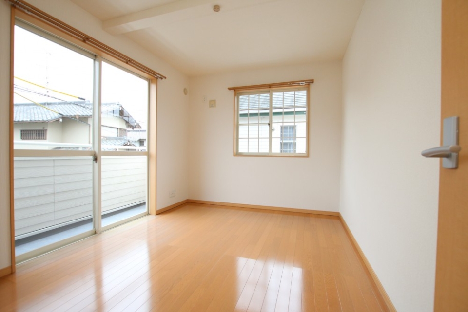 こちらの洋室はベランダ付き。
