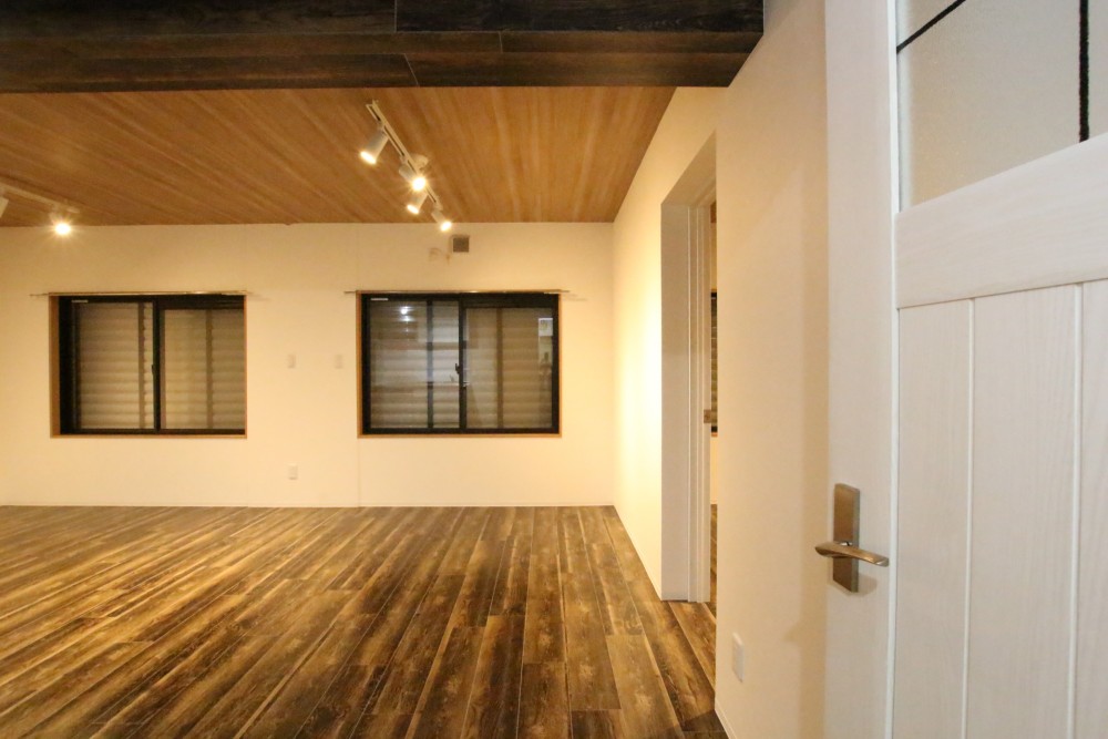 白いドアもインテリアの一部。