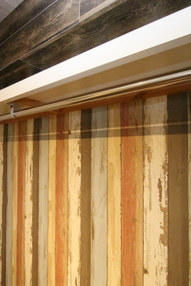 扉のないオープンクローゼット。