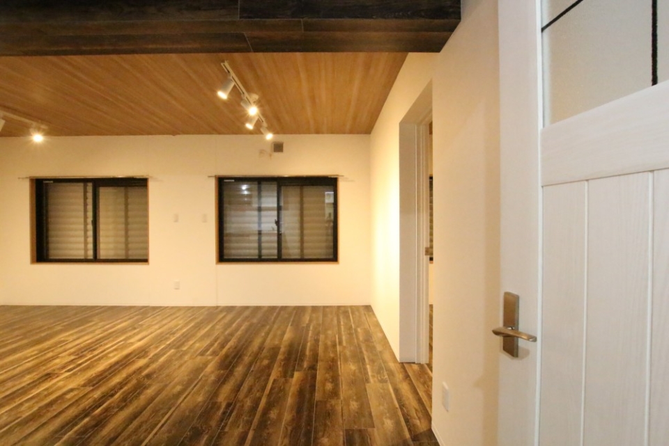 白いドアもインテリアの一部。