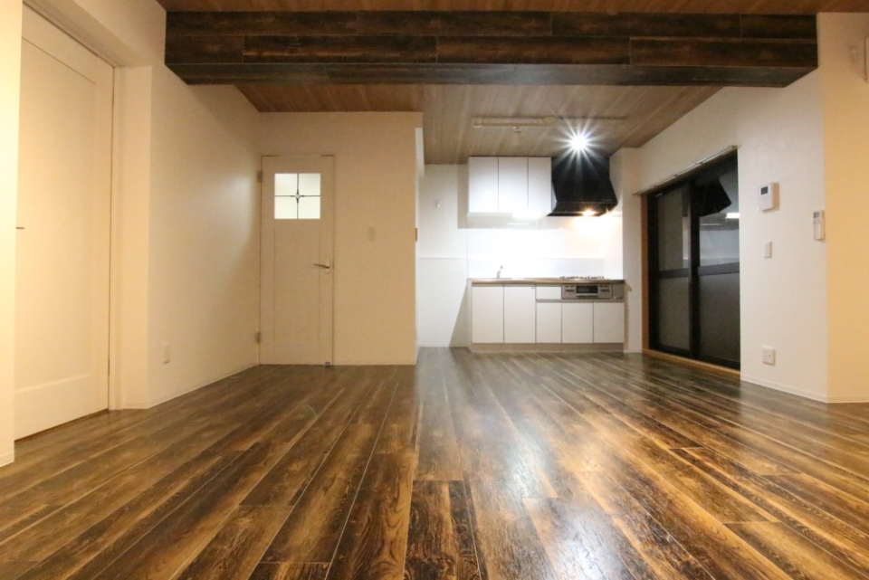 キッチンは主張しない白。