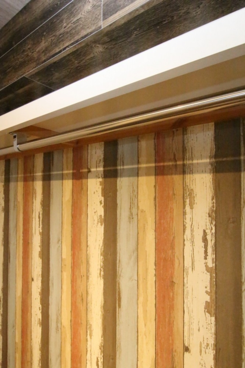 扉のないオープンクローゼット。