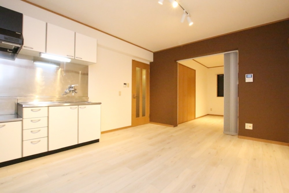 BROWNゲートがDKと洋室を仕切る。