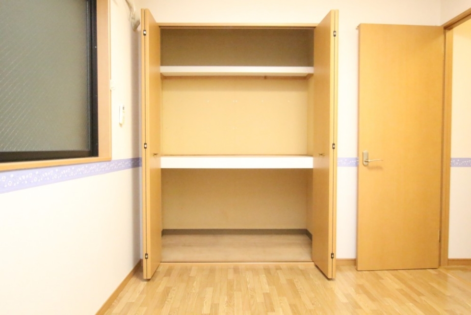 収納は工夫の必要な押入タイプ。
