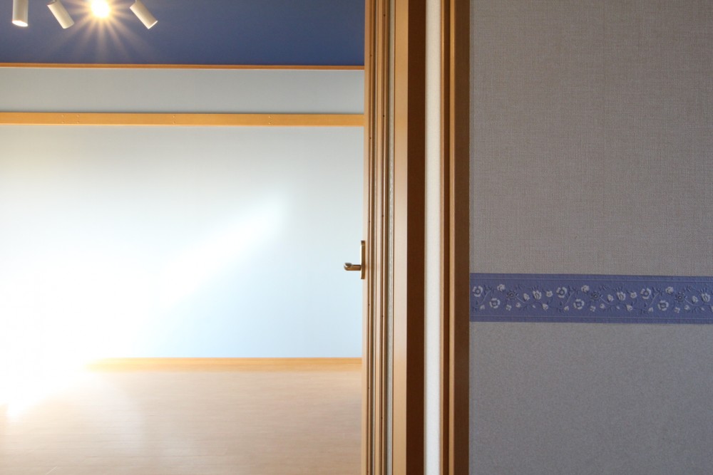 お部屋全体にテーマカラーのネイビーが！