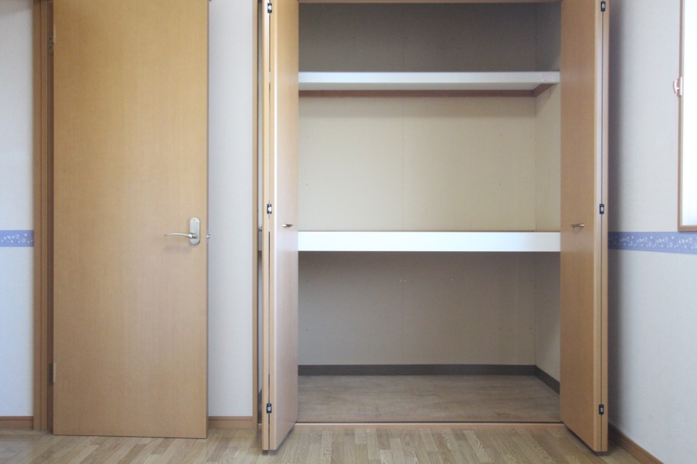 2つの洋室両方に収納が付いてます。