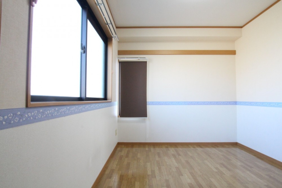 窓が大きく明るい洋室。