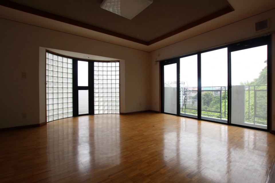 バブル時代に流行った「ガラスブロック」が印象的。