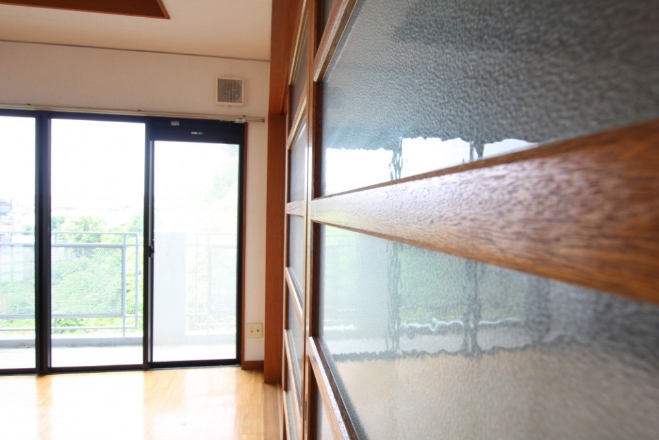 キッチンスペースはガラス戸を使い目隠しに。