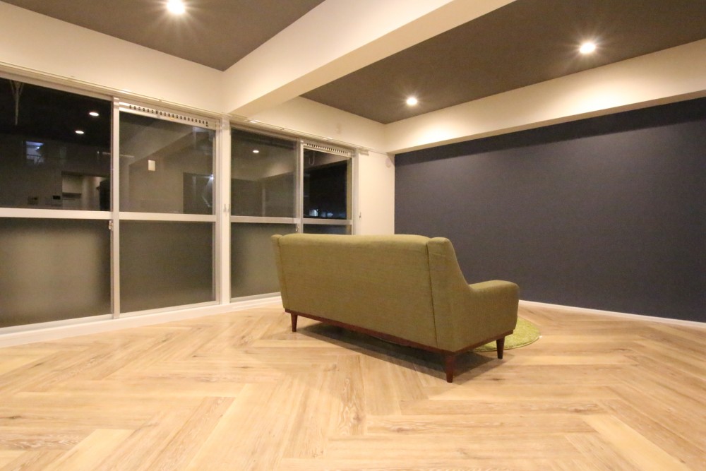 ダークで深みのあるお部屋。