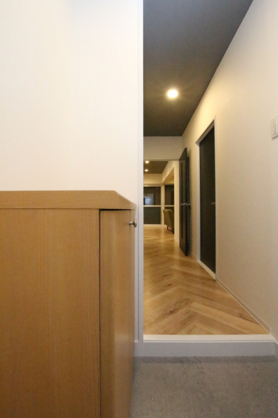 ヘリンボーンフロアは玄関から始まる。