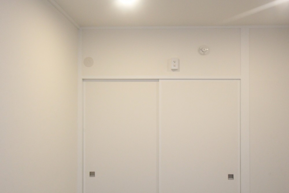 カモフラージュのように真っ白な空間。