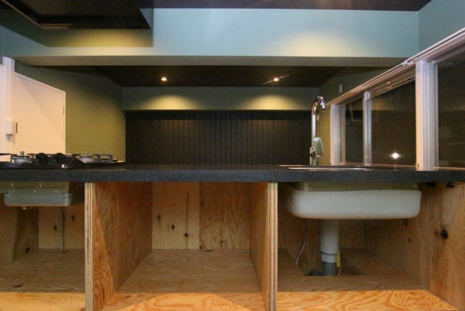 オリジナルキッチンの収納はオープンになっている。