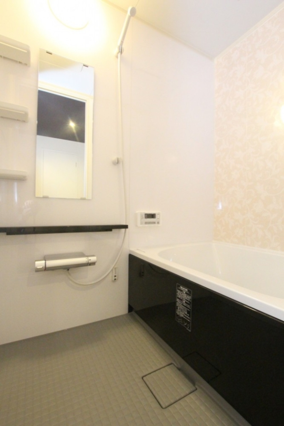 黒とグレーの浴室は追い炊き付き。