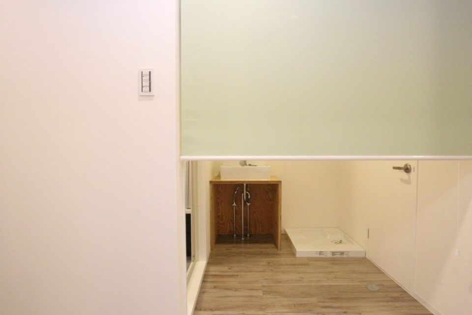 洗面室は、ロールカーテンで目隠し。