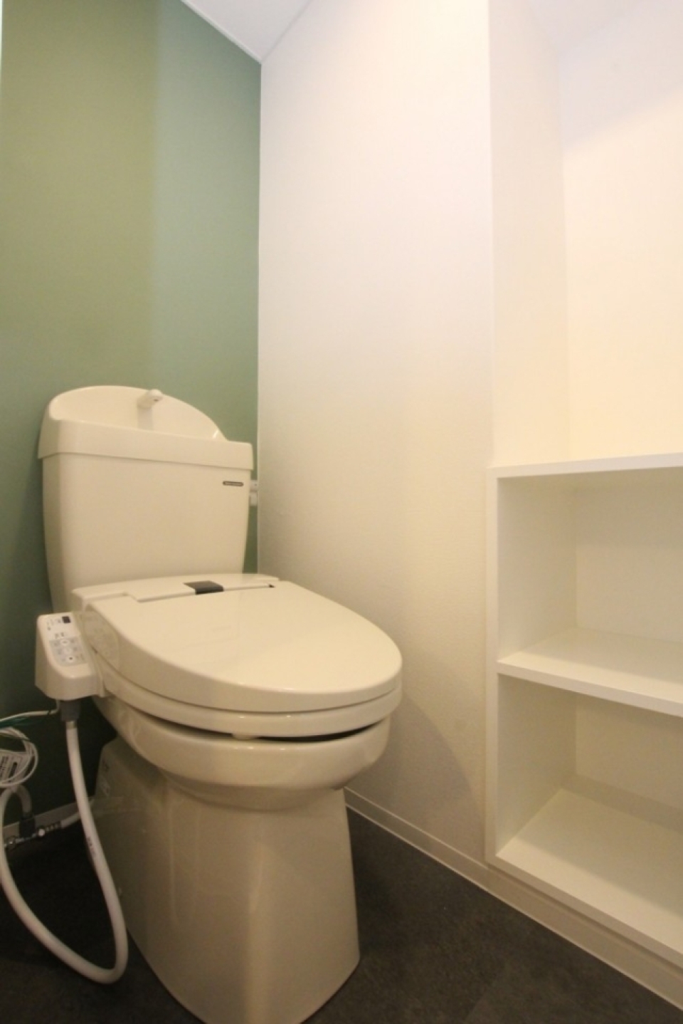 トイレはシャワートイレ付き。