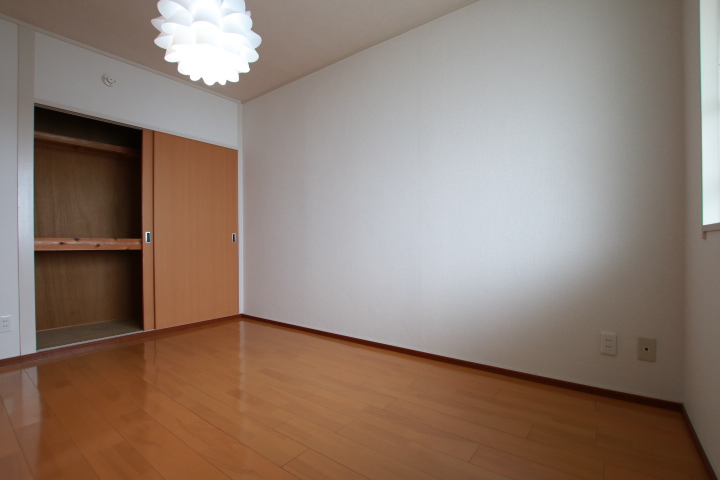 収納は押入れタイプ。