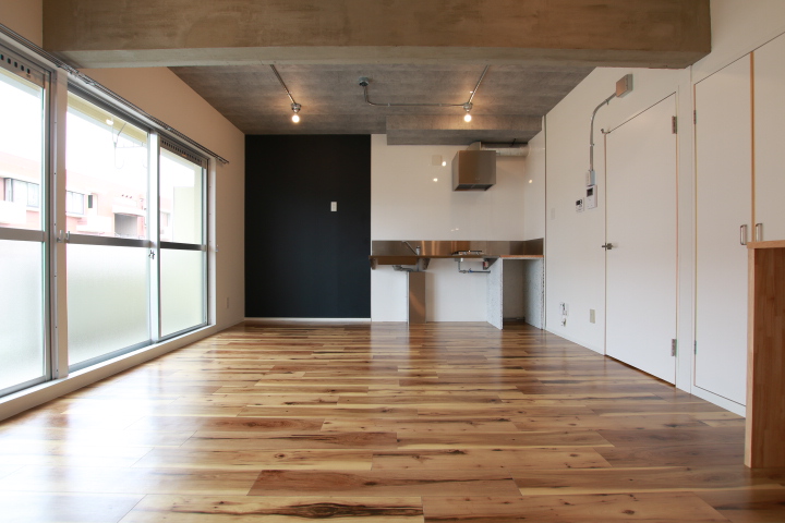 キッチンは下のスペースがOPEN！潔い。