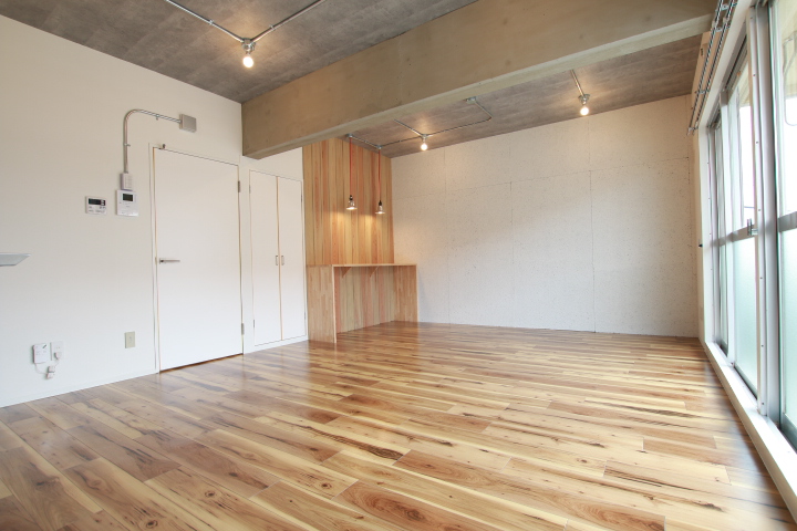 床材の色のムラ感がかっこいい。