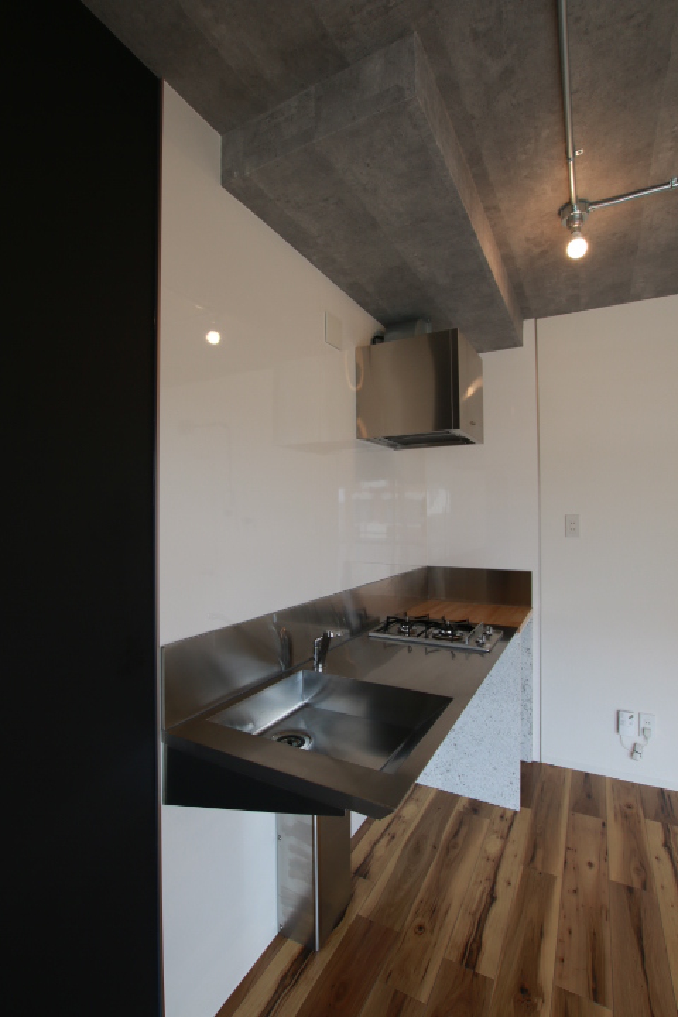 ステンレス製の無機質なデザインと木のカウンターが対照的でGOOD！