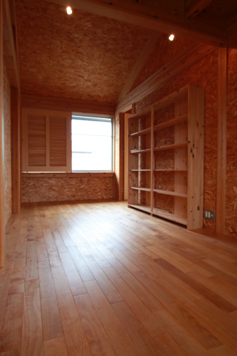 ２階洋室。造作本棚あり。