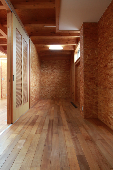 １階納戸。かなり広いです。